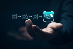 Imagem de uma mão segurando um dispositivo com ícone de aperto de mãos, simbolizando acordo de negócios ou parceria, ao fundo uma sequência de processos e tarefas em estilo digital.
