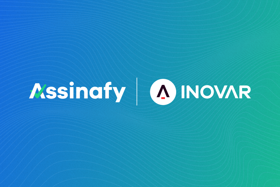 Logos da Assinafy e Inovar em fundo gradiente azul e verde, representando parceria de empresas inovadoras