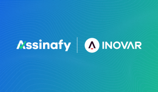 Logos da Assinafy e Inovar em fundo gradiente azul e verde, representando parceria de empresas inovadoras