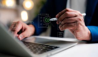 Pessoa de terno preenchendo e assinando um documento digital com destaque para marca de verificação verde, rappresentado uma análise ou aprovação, em ambiente de escritório