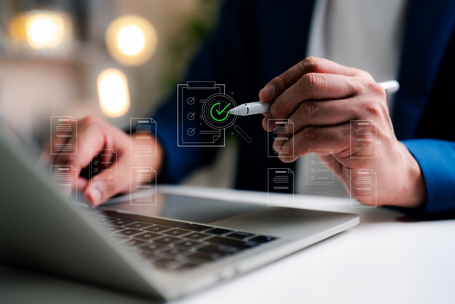Pessoa de terno preenchendo e assinando um documento digital com destaque para marca de verificação verde, rappresentado uma análise ou aprovação, em ambiente de escritório
