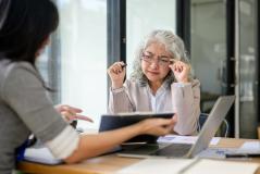 Reunião de profissionais em ambiente de escritório com foco em inovação e tecnologia, discutindo estratégias de trabalho colaborativo.