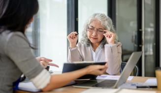 Reunião de profissionais em ambiente de escritório com foco em inovação e tecnologia, discutindo estratégias de trabalho colaborativo.