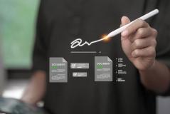 Pessoa assinando digitalmente documentos importantes com uma caneta eletrônica, simbolizando assinatura digital, assinatura eletrônica e segurança digital na era moderna.