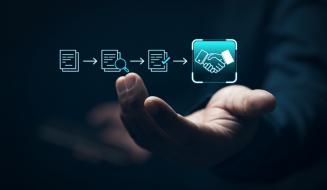 Imagem de uma mão segurando um dispositivo com ícone de aperto de mãos, simbolizando acordo de negócios ou parceria, ao fundo uma sequência de processos e tarefas em estilo digital.
