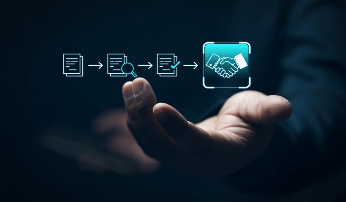 Imagem de uma mão segurando um dispositivo com ícone de aperto de mãos, simbolizando acordo de negócios ou parceria, ao fundo uma sequência de processos e tarefas em estilo digital.