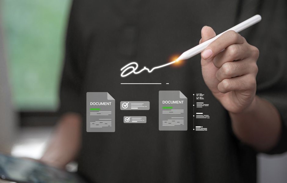 Pessoa assinando digitalmente documentos importantes com uma caneta eletrônica, simbolizando assinatura digital, assinatura eletrônica e segurança digital na era moderna.