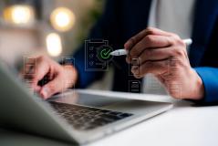 Pessoa de terno preenchendo e assinando um documento digital com destaque para marca de verificação verde, rappresentado uma análise ou aprovação, em ambiente de escritório